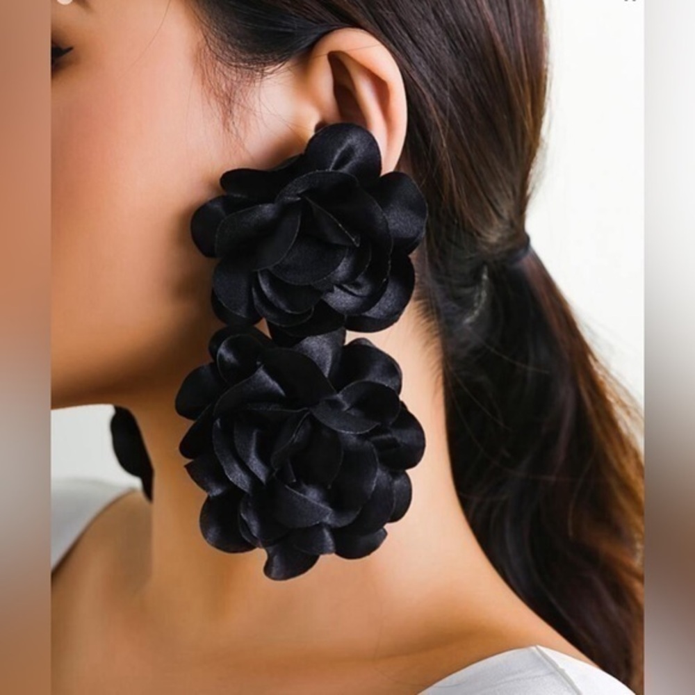 💋NWT Elegant Fashion Fabric Flower Charm Earrings - black
